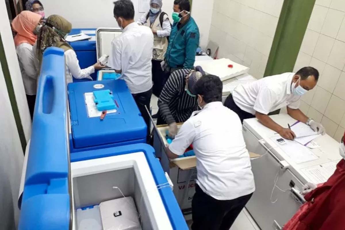 Petugas mengatur penyimpanan pasokan vaksin Covid-19 di instalasi farmasi Dinas Kesehatan Kota Yogyakarta.(Foto: Humas Pemkot Yogyakarta) Petugas mengatur penyimpanan pasokan vaksin Covid-19 di instalasi farmasi Dinas Kesehatan Kota Yogyakarta.(Foto: Humas Pemkot Yogyakarta)