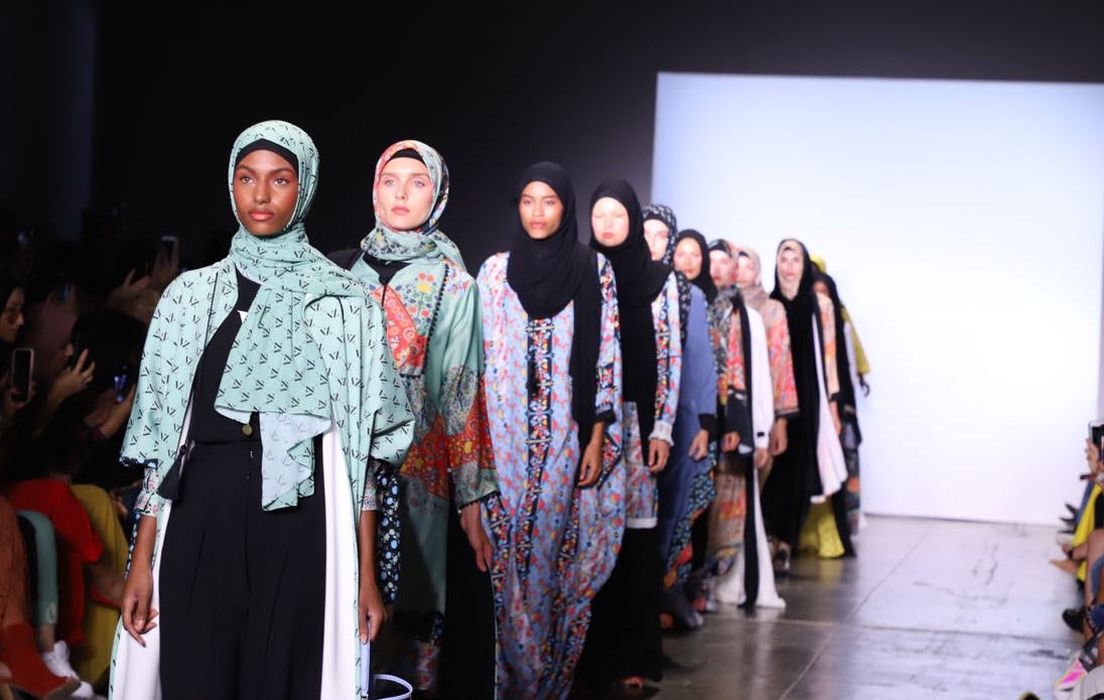 Ilustrasi modest fashion show. Foto: Harper's Bazaar Ilustrasi modest fashion show. Foto: Harper's Bazaar