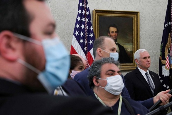 Wakil Presiden Amerika Serikat Mike Pence berdiri di antara pengarah suara televisi, wartawan radio, dan awak media lain, yang semuanya menggunakan masker sebagai pencegahan terhadap virus corona (COVID-19), saat mendengarkan Donald Trump memberikan perny Wakil Presiden Amerika Serikat Mike Pence berdiri di antara pengarah suara televisi, wartawan radio, dan awak media lain, yang semuanya menggunakan masker sebagai pencegahan terhadap virus corona (COVID-19), saat mendengarkan Donald Trump memberikan perny