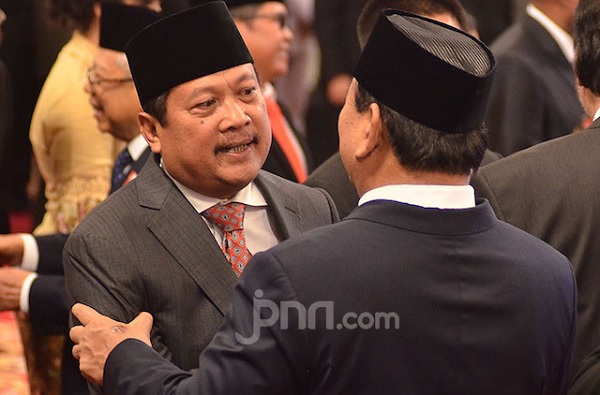 Wakil Menhan Sakti Wahyu Trenggono menerima ucapan selamat dari Menteri Pertahanan Prabowo Subianto di Istana Merdeka Jakarta, Jumat (25/10). (Foto: M Fahra Nazrul/JPNN) Wakil Menhan Sakti Wahyu Trenggono menerima ucapan selamat dari Menteri Pertahanan Prabowo Subianto di Istana Merdeka Jakarta, Jumat (25/10). (Foto: M Fahra Nazrul/JPNN)