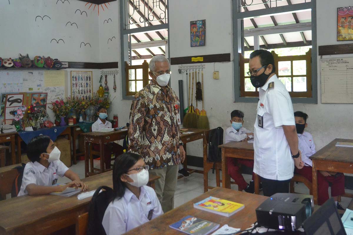 Wakil Wali Kota Yogyakarta Heroe Poerwadi saat meninjau pelaksanaan uji coba sekolah tatap muka beberapa waktu lalu.(FOTO: Humas Pemkot Yogyakarta) Wakil Wali Kota Yogyakarta Heroe Poerwadi saat meninjau pelaksanaan uji coba sekolah tatap muka beberapa waktu lalu.(FOTO: Humas Pemkot Yogyakarta)