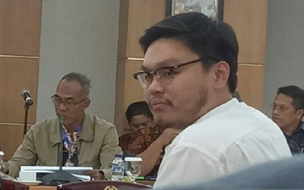 Anggota Fraksi Partai Solidaritas Indonesia (PSI) DPRD DKI Jakarta William Aditya Sarana saat rapat Komisi A di Gedung DPRD DKI Jakarta, Kamis (31/10/2019). (Foto: ANTARA/Livia Kristianti/pri) Anggota Fraksi Partai Solidaritas Indonesia (PSI) DPRD DKI Jakarta William Aditya Sarana saat rapat Komisi A di Gedung DPRD DKI Jakarta, Kamis (31/10/2019). (Foto: ANTARA/Livia Kristianti/pri)