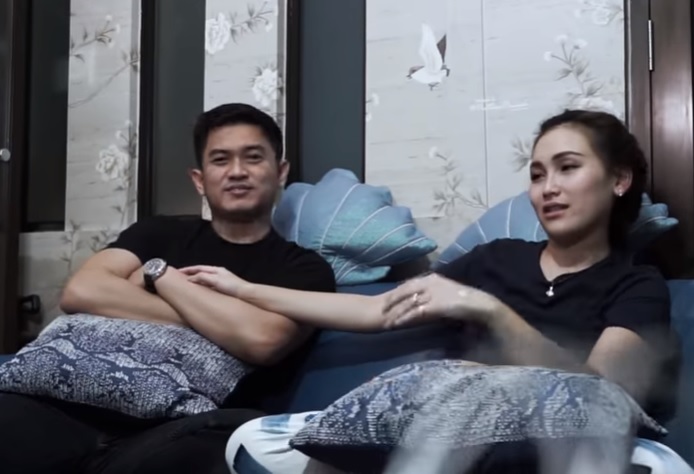 Adit Jayusman dan Ayu Ting Ting. Foto: YouTube/Qiss You TV Adit Jayusman dan Ayu Ting Ting. Foto: YouTube/Qiss You TV