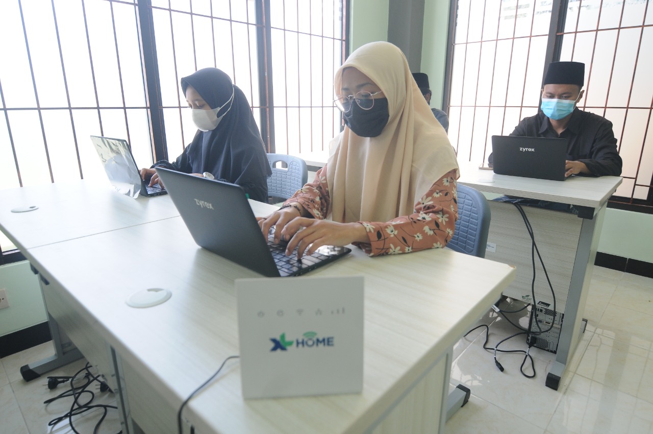 PT XL Axiata (XL Axiata) menyalurkan donasi 100 unit laptop dan sarana akses internet untuk 12 pondok pesantren di sejumlah daerah. Foto: Corcom XL Axiata PT XL Axiata (XL Axiata) menyalurkan donasi 100 unit laptop dan sarana akses internet untuk 12 pondok pesantren di sejumlah daerah. Foto: Corcom XL Axiata
