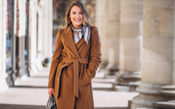 Tampil cantik dengan coat. Foto: Freepik Tampil cantik dengan coat. Foto: Freepik