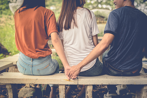Ilustrasi pasangan selingkuh. Foto: Shutterstock Ilustrasi pasangan selingkuh. Foto: Shutterstock