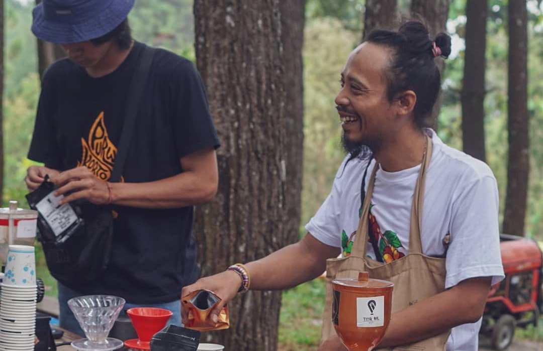 Membuat kopi. Foto: Riri Membuat kopi. Foto: Riri