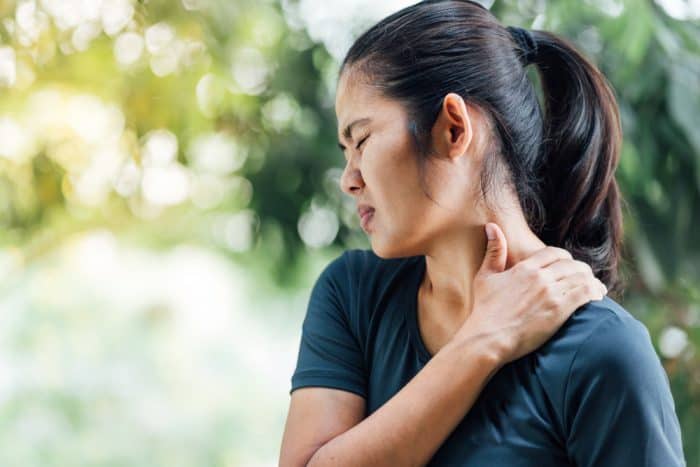 Ilustrasi badan pegal linu. Foto: Shutterstock Ilustrasi badan pegal linu. Foto: Shutterstock