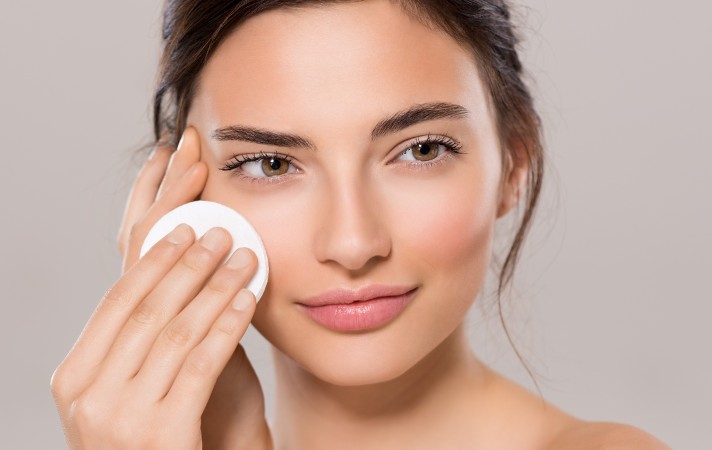 Ilustrasi pakai skin care. Foto: Shutterstock Ilustrasi pakai skin care. Foto: Shutterstock