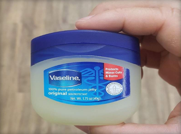 Vaseline Petroleum Jelly. Foto: Elevania Blog Vaseline Petroleum Jelly. Foto: Elevania Blog