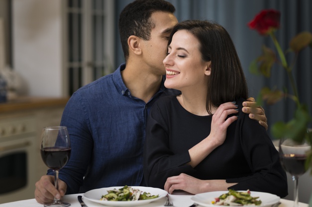 Ilustrasi pasangan romantis. Foto: Freepik Ilustrasi pasangan romantis. Foto: Freepik