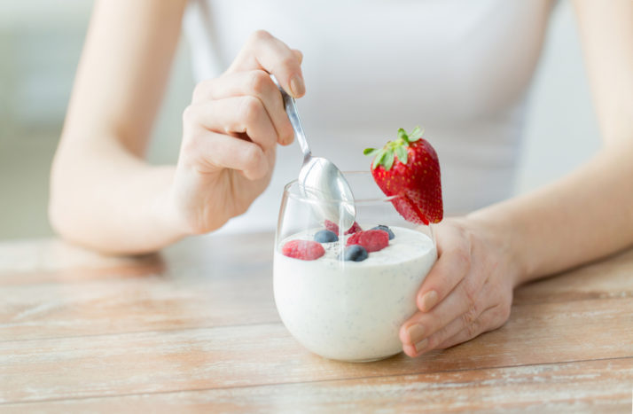 Ilustrasi makan yoghurt. Foto: Shutterstock Ilustrasi makan yoghurt. Foto: Shutterstock