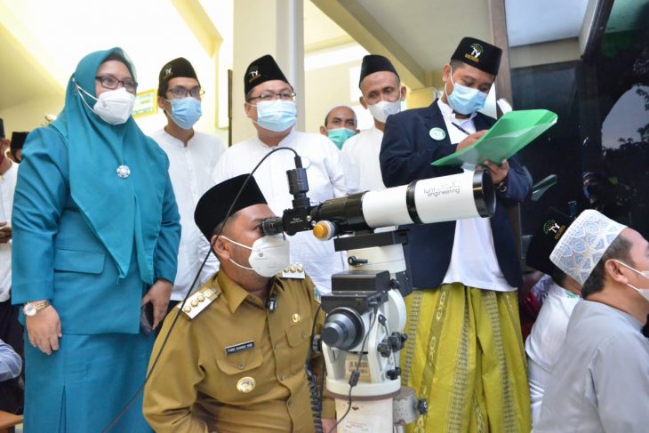 Bupati Gresik Fandi Achmad Yani saat turut memantau hilal di Bukit Condrodipo, Kebomas, Kabupaten Gresik, Jatim, Senin (12/4) (ANTARAJatim/HO LFNU Gresik/AM) Bupati Gresik Fandi Achmad Yani saat turut memantau hilal di Bukit Condrodipo, Kebomas, Kabupaten Gresik, Jatim, Senin (12/4) (ANTARAJatim/HO LFNU Gresik/AM)