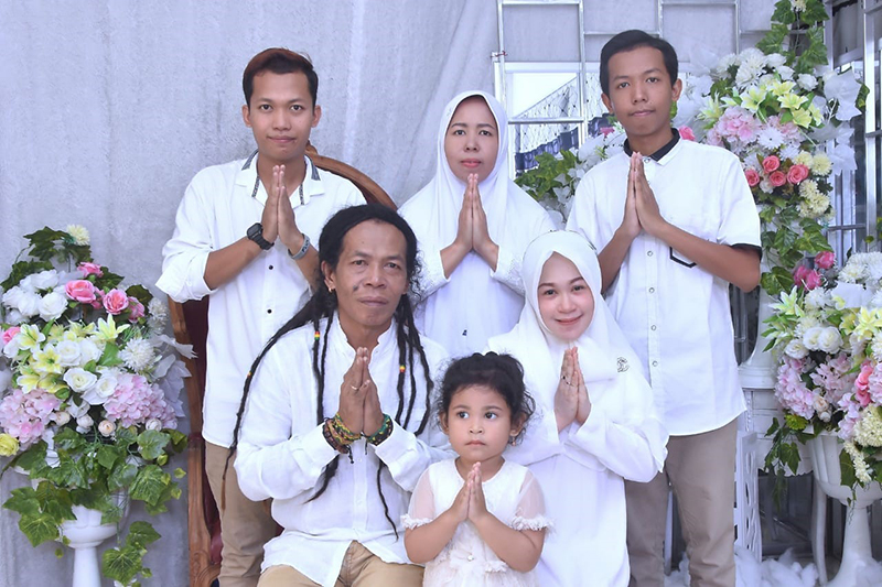 Cak Sodiq dan keluarganya. Foto: Dok Pri for GenPI.co Cak Sodiq dan keluarganya. Foto: Dok Pri for GenPI.co