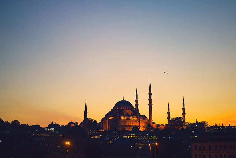 Azan Magrib (Foto: freepik/prostooleh) Azan Magrib (Foto: freepik/prostooleh)