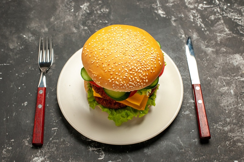 Ilustrasi burger. Foto: Freepik/KamranAydinov Ilustrasi burger. Foto: Freepik/KamranAydinov