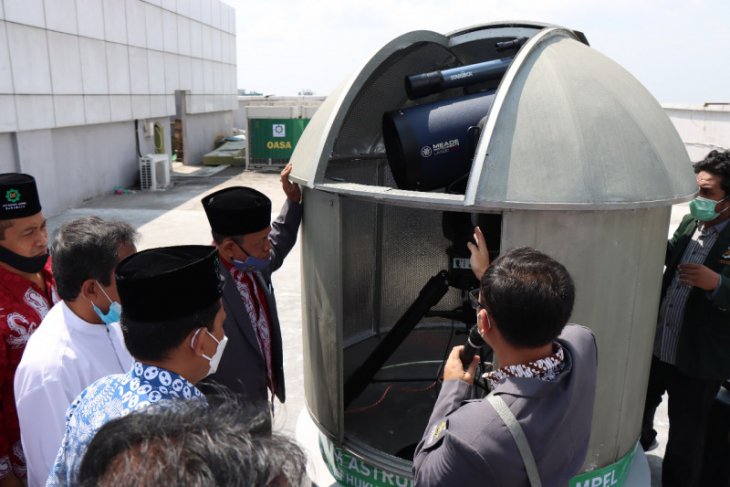 Rektor UINSA Prof Masdar Hilmi saat menunjukkan Observatorium Astronomi Sunan Ampel (OASA) Fakultas Syariah dan Hukum (FSH) yang berada di rooftop Lantai 10 Gedung Twin Towers B Pascasarjana UINSA Surabaya. (ANTARA Jatim/HO/WI) Rektor UINSA Prof Masdar Hilmi saat menunjukkan Observatorium Astronomi Sunan Ampel (OASA) Fakultas Syariah dan Hukum (FSH) yang berada di rooftop Lantai 10 Gedung Twin Towers B Pascasarjana UINSA Surabaya. (ANTARA Jatim/HO/WI)