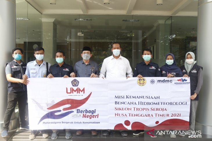 Para personel Maharesigana bersama Rektor UMM, Dr Fauzan (tengah baju putih) menjelang keberangkatan para relawan ke NTT untuk membantu memulihkan trauma dan psikososial para penyintas bencana alam (ANTARA/HO/UMM/END) Para personel Maharesigana bersama Rektor UMM, Dr Fauzan (tengah baju putih) menjelang keberangkatan para relawan ke NTT untuk membantu memulihkan trauma dan psikososial para penyintas bencana alam (ANTARA/HO/UMM/END)