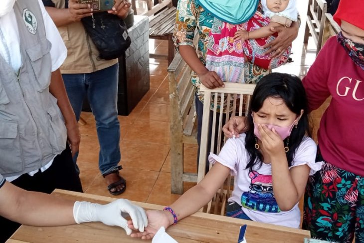 Seorang anak mengikuti kegiatan rapid test masal di Balai Desa Banyuurip, Keamatan Kalidawir, Tulungagung, Rabu (5/5/2021) (ANTARA/Ist) Seorang anak mengikuti kegiatan rapid test masal di Balai Desa Banyuurip, Keamatan Kalidawir, Tulungagung, Rabu (5/5/2021) (ANTARA/Ist)