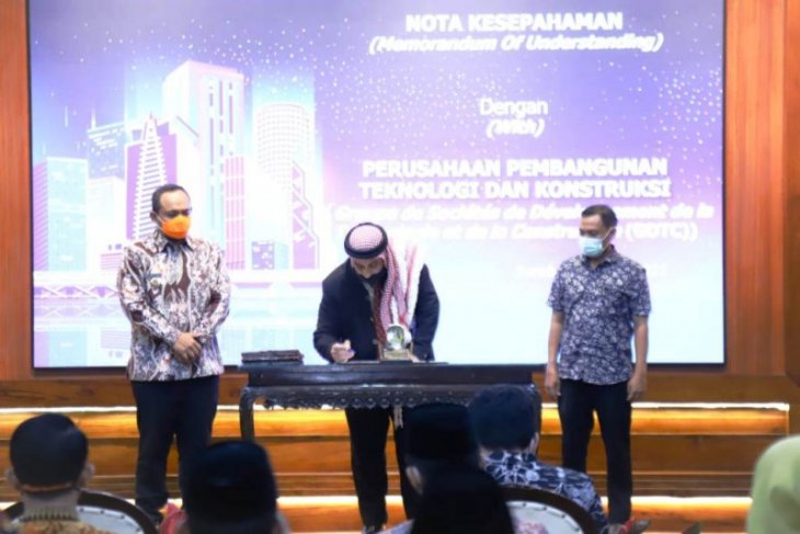Chairman Group of Development Technologies and Construction Companies (GDTC) Maroko menandatangani nota kesepahaman kerja sama dengan Pemprov Jatim di di Gedung Negara Grahadi di Surabaya, Sabtu (08/05/2021) petang. ANTARA/HO-Biro Adpim Jatim/FA Chairman Group of Development Technologies and Construction Companies (GDTC) Maroko menandatangani nota kesepahaman kerja sama dengan Pemprov Jatim di di Gedung Negara Grahadi di Surabaya, Sabtu (08/05/2021) petang. ANTARA/HO-Biro Adpim Jatim/FA