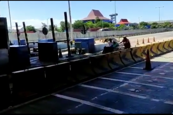 Tangkapan layar dari Video becak masuk tol. ANTARA/Malik Ibrahim Tangkapan layar dari Video becak masuk tol. ANTARA/Malik Ibrahim