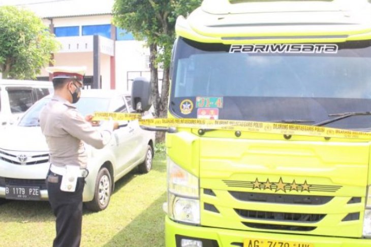 Petugas Kepolisian Resor (Polres) Madiun, Jawa Timur mengamankan empat kendaraan travel "gelap" atau ilegal di mapolres setempat yang diduga digunakan mengangkut pemudik pada masa peniadaan atau larangan mudik Lebaran tahun 2021. Antara Jatim/HO-Humas Polres Madiun/ Lr Petugas Kepolisian Resor (Polres) Madiun, Jawa Timur mengamankan empat kendaraan travel "gelap" atau ilegal di mapolres setempat yang diduga digunakan mengangkut pemudik pada masa peniadaan atau larangan mudik Lebaran tahun 2021. Antara Jatim/HO-Humas Polres Madiun/ Lr