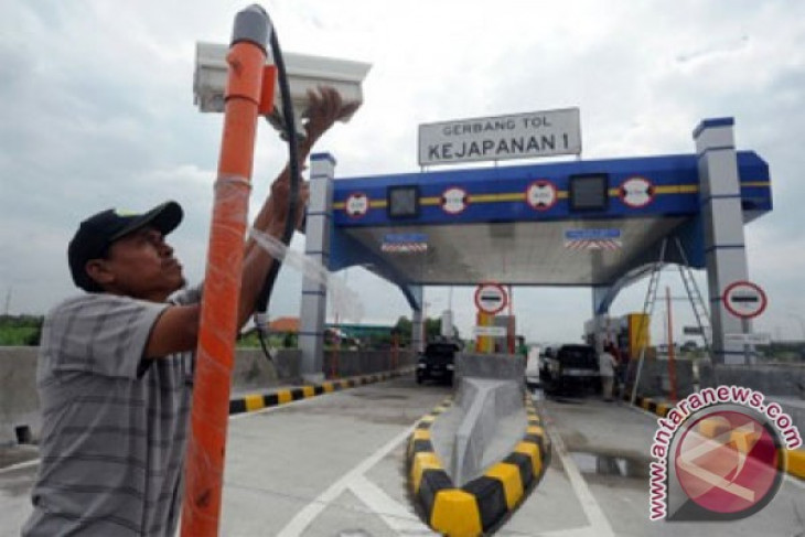 Tol Gempol-Pandaan Siap Dioperasikan Pekerja memasang CCTV di depan pintu gerbang tol Gempol-Pandaan, di Kejapanan, Pasuruan, Jawa Timur, Jumat (13/2). PT Jasa Marga Tbk, melalui anak usahanya, PT Jasa Marga Pandaan Tol, menargetkan Jalan Tol Gempol - Pasuruan sepanjang 13,6 km senilai Rp1,2 triluin itu mulai dioperasikan Maret 2015 karena secara fisik sudash selesai 100 persen. (ANTARA FOTO/Audy Alwi) Tol Gempol-Pandaan Siap Dioperasikan Pekerja memasang CCTV di depan pintu gerbang tol Gempol-Pandaan, di Kejapanan, Pasuruan, Jawa Timur, Jumat (13/2). PT Jasa Marga Tbk, melalui anak usahanya, PT Jasa Marga Pandaan Tol, menargetkan Jalan Tol Gempol - Pasuruan sepanjang 13,6 km senilai Rp1,2 triluin itu mulai dioperasikan Maret 2015 karena secara fisik sudash selesai 100 persen. (ANTARA FOTO/Audy Alwi)