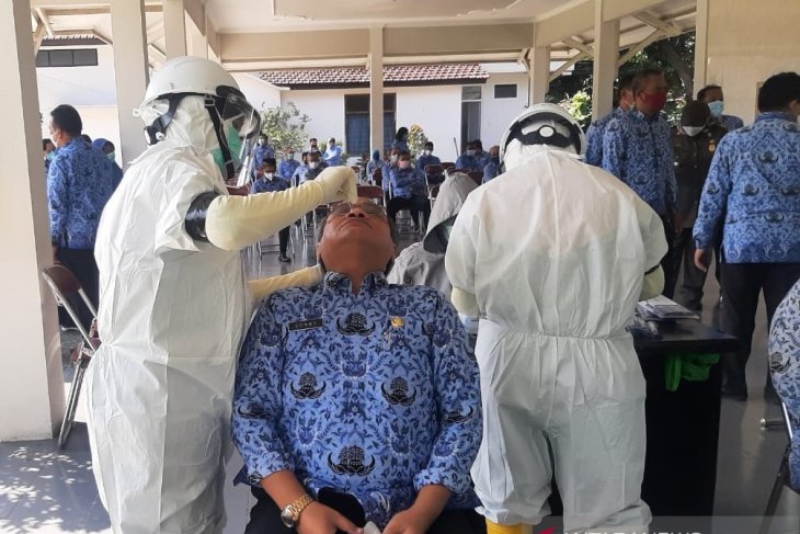 ASN di lingkungan Pemerintah Kabupaten Kediri menjalani tes cepat antigen di halaman Kantor Pemerintah Kabupaten Kediri, Jawa Timur, Senin (17/5/2021). (ANTARA) ASN di lingkungan Pemerintah Kabupaten Kediri menjalani tes cepat antigen di halaman Kantor Pemerintah Kabupaten Kediri, Jawa Timur, Senin (17/5/2021). (ANTARA)
