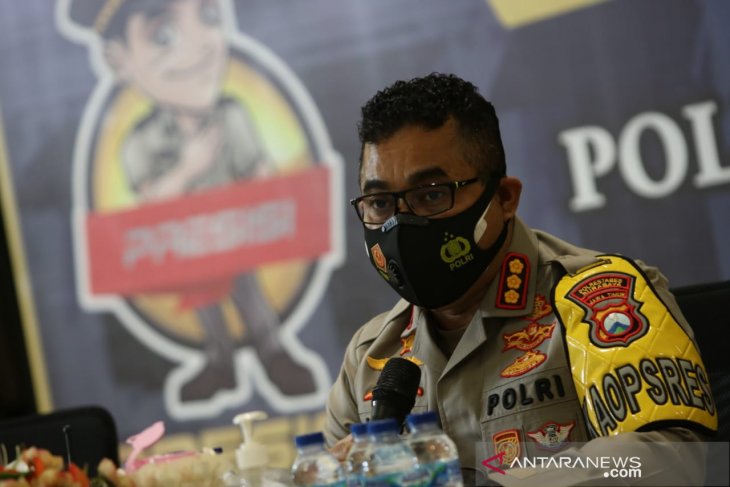 Kapolrestabes Surabaya Kombes Pol Jhonny Edison isir (ANTARA Jatim/Didik Suhartono) Kapolrestabes Surabaya Kombes Pol Jhonny Edison isir (ANTARA Jatim/Didik Suhartono)