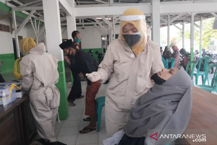 Ilustrasi-Tes usap antigen bagi santri asal Pamekasan yang hendak kembali ke pondok pesantren pascalibur Lebaran. (ANTARA/Abd Aziz) Ilustrasi-Tes usap antigen bagi santri asal Pamekasan yang hendak kembali ke pondok pesantren pascalibur Lebaran. (ANTARA/Abd Aziz)