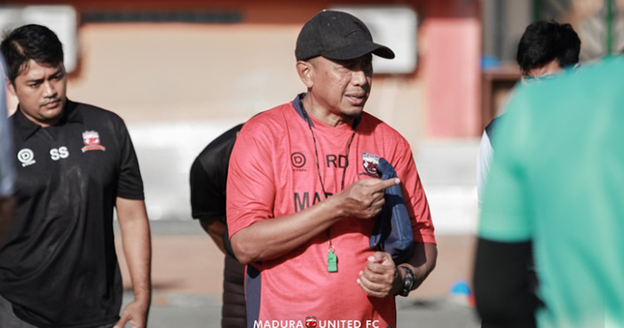 Rahmad Darmawan menempa fisik pemain Madura United sebelum kompetisi bergulir. Foto: maduraunitedfc.com Rahmad Darmawan menempa fisik pemain Madura United sebelum kompetisi bergulir. Foto: maduraunitedfc.com