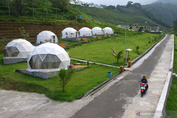 Wisatawan melintas di samping bangunan penginapan tahan gempa di Lembah Indah Resort, Malang, Jawa Timur, Selasa (8/6/2021). Antara Jatim/Ari Bowo Sucipto/zk Wisatawan melintas di samping bangunan penginapan tahan gempa di Lembah Indah Resort, Malang, Jawa Timur, Selasa (8/6/2021). Antara Jatim/Ari Bowo Sucipto/zk