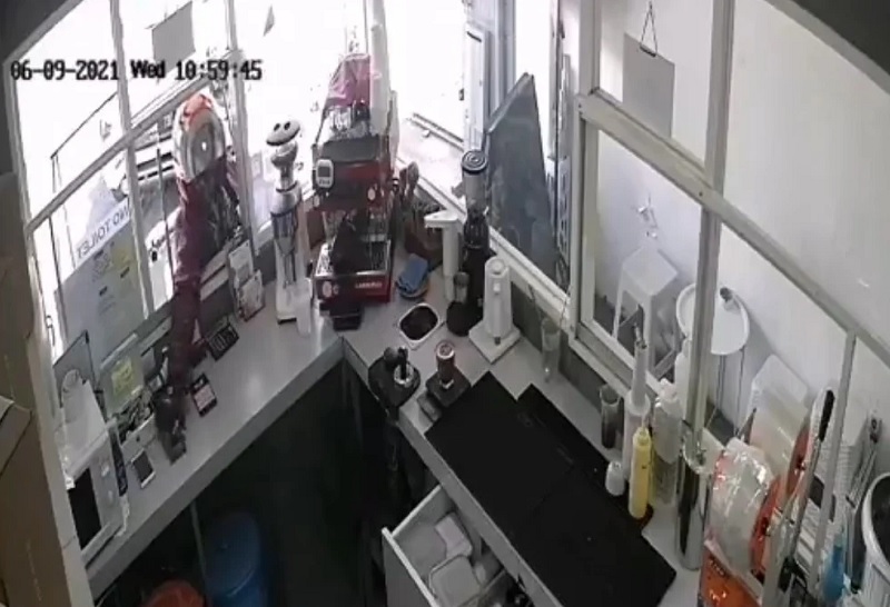 Aksi tersangka mencuri dua Hp pemilik kedai kopi di Dharmawangsa terekam CCTV. Foto: Tangkapan layar video Twitter @ruli_trs Aksi tersangka mencuri dua Hp pemilik kedai kopi di Dharmawangsa terekam CCTV. Foto: Tangkapan layar video Twitter @ruli_trs