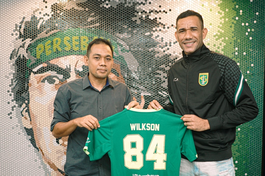 Jose Wilkson berfoto bersama manajer tim Candra Wahyudi setelah tanda tangan kontrak. Wilkson memilih nomor punggung 84 untuk musim 2021-2022. Foto: Persebaya.id Jose Wilkson berfoto bersama manajer tim Candra Wahyudi setelah tanda tangan kontrak. Wilkson memilih nomor punggung 84 untuk musim 2021-2022. Foto: Persebaya.id
