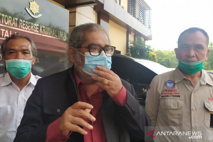 Ketua Komisi Nasional Perlindungan Anak (Komnas PA) Arist Merdeka Sirait di Ditreskrimum Polda Jatim, Kamis (10/6), untuk memberikan informasi lanjutan terkait dugaan kekerasan seksual di Selamat Pagi Indonesia (SPI) Kota Batu. (ANTARA Jatim/Willy Irawan) Ketua Komisi Nasional Perlindungan Anak (Komnas PA) Arist Merdeka Sirait di Ditreskrimum Polda Jatim, Kamis (10/6), untuk memberikan informasi lanjutan terkait dugaan kekerasan seksual di Selamat Pagi Indonesia (SPI) Kota Batu. (ANTARA Jatim/Willy Irawan)