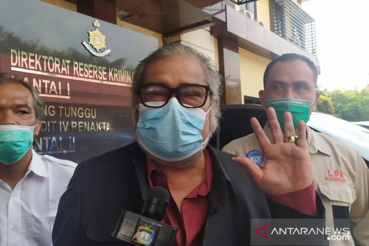 Ketua Komnas PA Arist Merdeka Sirait saat mendatangi Ditreskrimum Polda Jatim, Surabaya, Kamis untuk memberikan informasi tambahan terkait kasus dugaan kasus kekerasan di Sekolah Selamat Pagi Indonesia (SPI) Kota Batu. (ANTARA Jatim/Willy Irawan) Ketua Komnas PA Arist Merdeka Sirait saat mendatangi Ditreskrimum Polda Jatim, Surabaya, Kamis untuk memberikan informasi tambahan terkait kasus dugaan kasus kekerasan di Sekolah Selamat Pagi Indonesia (SPI) Kota Batu. (ANTARA Jatim/Willy Irawan)