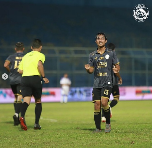 Pemain muda Arema FC Tito Hamzah berhasil mencetak gol di laga debut lawan Rans FC. Foto: Instagram @aremafcofficial Pemain muda Arema FC Tito Hamzah berhasil mencetak gol di laga debut lawan Rans FC. Foto: Instagram @aremafcofficial