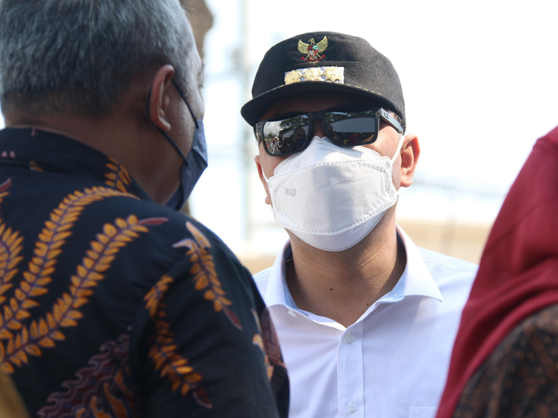 Wali Kota Surabaya Eri Cahyadi tengah berkoordinasi dengan Sekda Kota Surabaya, Hendro Gunawan di pos penyekatan Jembatan Suramadu sisi masuk Surabaya. (foto : Humas Pemkot Surabaya. Wali Kota Surabaya Eri Cahyadi tengah berkoordinasi dengan Sekda Kota Surabaya, Hendro Gunawan di pos penyekatan Jembatan Suramadu sisi masuk Surabaya. (foto : Humas Pemkot Surabaya.