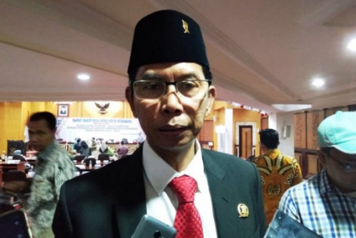 Foto Dok - Ketua DPRD Surabaya Adi Sutarwijono. (ANTARA Jatim/Abdul Hakim) Foto Dok - Ketua DPRD Surabaya Adi Sutarwijono. (ANTARA Jatim/Abdul Hakim)