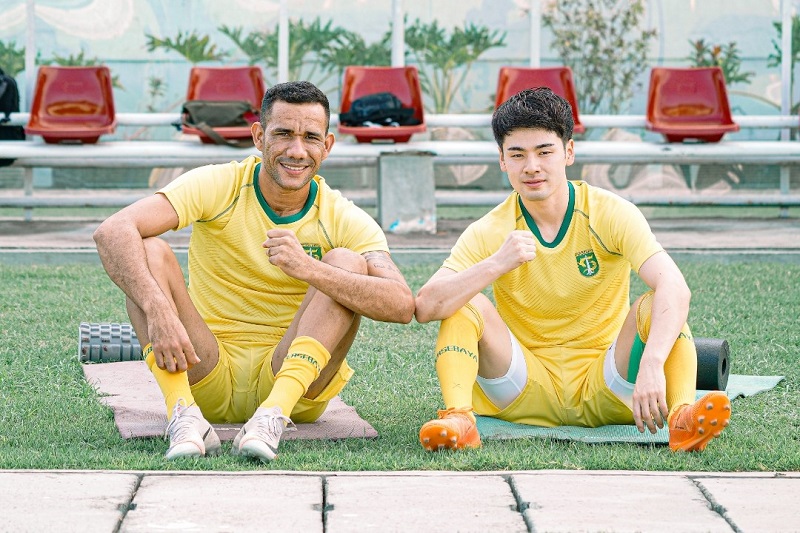 Jose Wilkson dan Taisei Marukawa sebelum memulai latihan pada hari Rabu (9/6) sore. Mereka sudah bersahabat sejak di Malta, kini mereka kembali dipertemukan. Foto: Persebaya.id Jose Wilkson dan Taisei Marukawa sebelum memulai latihan pada hari Rabu (9/6) sore. Mereka sudah bersahabat sejak di Malta, kini mereka kembali dipertemukan. Foto: Persebaya.id