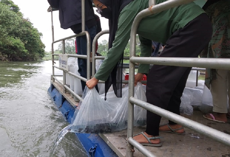 Komunitas peduli lingkungan yang tergabung dengan Relawan Peduli Sungai bersama Metta School dan Buddhist Education. Foto: Ecoton for GenPI Komunitas peduli lingkungan yang tergabung dengan Relawan Peduli Sungai bersama Metta School dan Buddhist Education. Foto: Ecoton for GenPI