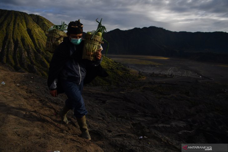 Masyarakat Suku Tengger membawa hasil bumi untuk dilarung di kawah Gunung Bromo dalam rangka perayaan Yadnya Kasada, Probolinggo, Jawa Timur, Selasa (7/7/2020). Antara Jatim/Zabur Karuru Masyarakat Suku Tengger membawa hasil bumi untuk dilarung di kawah Gunung Bromo dalam rangka perayaan Yadnya Kasada, Probolinggo, Jawa Timur, Selasa (7/7/2020). Antara Jatim/Zabur Karuru