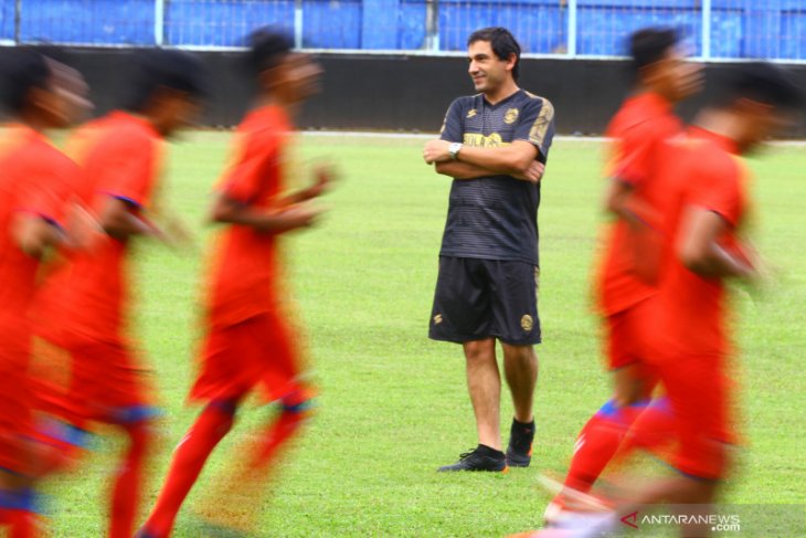 Pelatih baru tim Arema FC Eduardo Almeida memimpin latihan di Stadion Kanjuruhan, Malang, Jawa Timur, Kamis (20/5/2021). ANTARA FOTO/Ari Bowo Sucipto (ARI BOWO SUCIPTO/ARI BOWO SUCIPTO) Pelatih baru tim Arema FC Eduardo Almeida memimpin latihan di Stadion Kanjuruhan, Malang, Jawa Timur, Kamis (20/5/2021). ANTARA FOTO/Ari Bowo Sucipto (ARI BOWO SUCIPTO/ARI BOWO SUCIPTO)