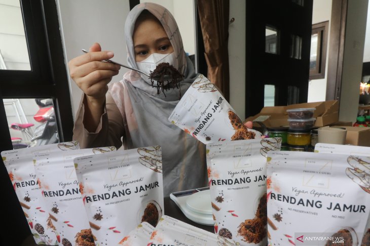 Perajin mengemas rendang berbahan baku jamur tiram bermerk Prastiwa Eatery di Desa Jongbiru, Kediri, Jawa Timur, Jumat (11/6/2021). Antara Jatim/Prasetia Fauzani/zk Perajin mengemas rendang berbahan baku jamur tiram bermerk Prastiwa Eatery di Desa Jongbiru, Kediri, Jawa Timur, Jumat (11/6/2021). Antara Jatim/Prasetia Fauzani/zk