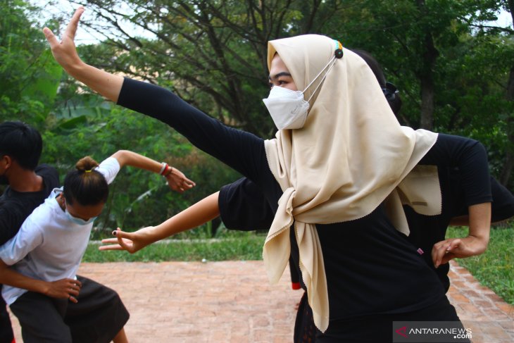 Peserta melakukan latihan gerak tubuh secara berpasangan dalam Pelatihan Tari Reboan di Latar Tari Winarto Ekram. Antara Jatim/Ari Bowo Sucipto/zk. Peserta melakukan latihan gerak tubuh secara berpasangan dalam Pelatihan Tari Reboan di Latar Tari Winarto Ekram. Antara Jatim/Ari Bowo Sucipto/zk.