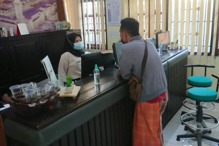Petugas melayani penarikan biaya pelunasan haji di Kantor Kemenag Tulungagung. (ANTARA/Ist) Petugas melayani penarikan biaya pelunasan haji di Kantor Kemenag Tulungagung. (ANTARA/Ist)