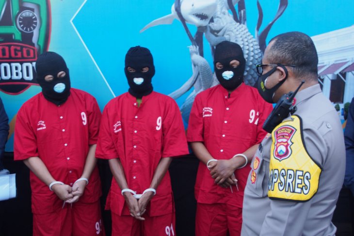 Polrestabes Surabaya menunjukkan tiga tersangka kasus mafia tanah, Kamis (10/6). (ANTARA Jatim/Hanif Nashrullah) Polrestabes Surabaya menunjukkan tiga tersangka kasus mafia tanah, Kamis (10/6). (ANTARA Jatim/Hanif Nashrullah)