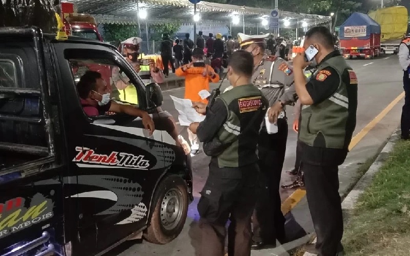 Petugas gabungan saat melakukan penyekatan pengendara di Jembatan Suramadu. Foto: JPNN/Humas Polda Jatim Petugas gabungan saat melakukan penyekatan pengendara di Jembatan Suramadu. Foto: JPNN/Humas Polda Jatim