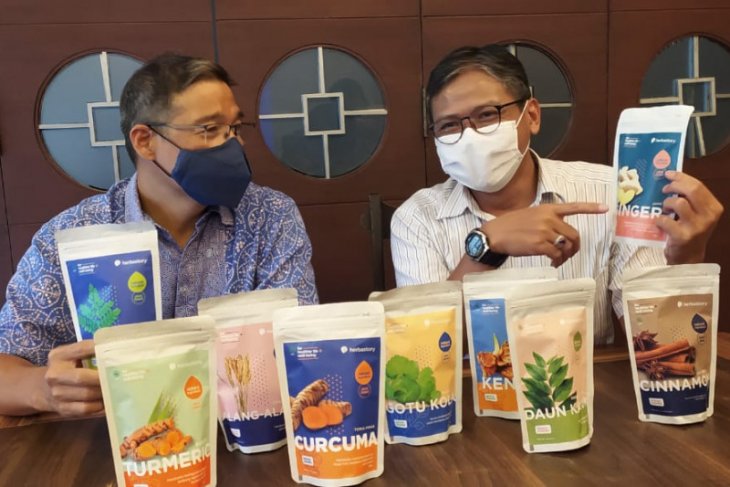 Direktur Operasional PT Herbacore, Hendry Setya saat memberikan keterangan pada media di Surabaya. (ANTARA /HO-Nisa)