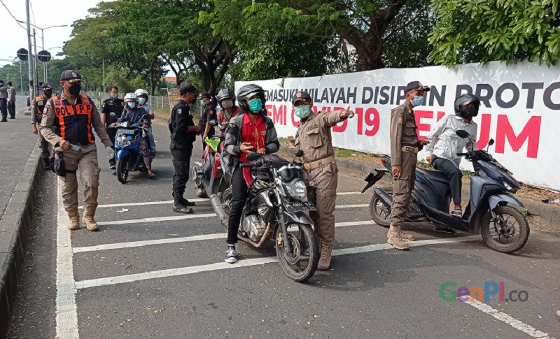 Penyekatan disertai tes antigen di Jembatan Suramadu arah masuk Kota Surabaya. Foto : GenPPI.Ananto Pradana. Penyekatan disertai tes antigen di Jembatan Suramadu arah masuk Kota Surabaya. Foto : GenPPI.Ananto Pradana.